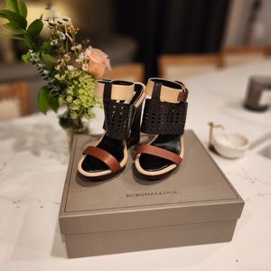 BCBGMAXAZRIA Women's MA-Meteur Wedge Sandal, Black / Chocolate, 7.5